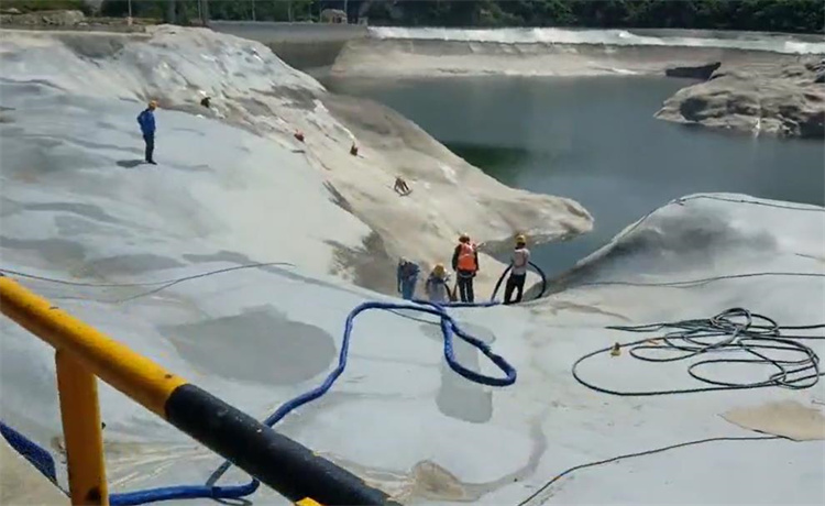 水利大壩聚脲噴涂設(shè)備 水利大壩聚脲噴涂設(shè)備