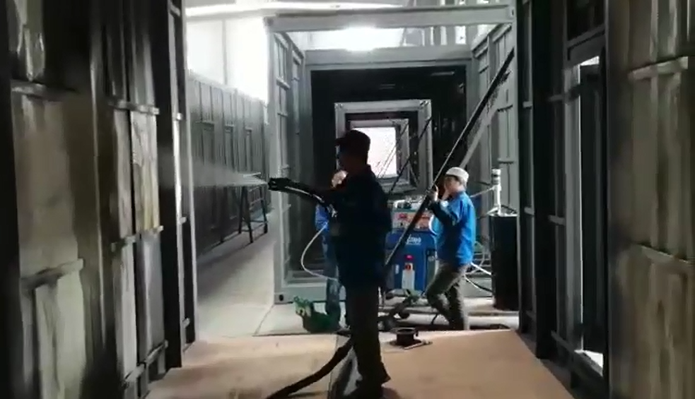 聚氨酯噴涂車廂保溫現(xiàn)場