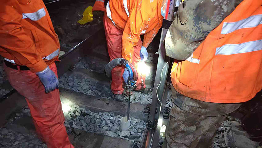 專業(yè)鐵路橋梁注漿施工設(shè)備(聚氨酯澆注機(jī))-京華邦威 專業(yè)鐵路橋梁注漿施工設(shè)備(聚氨酯澆注機(jī))-京華邦威