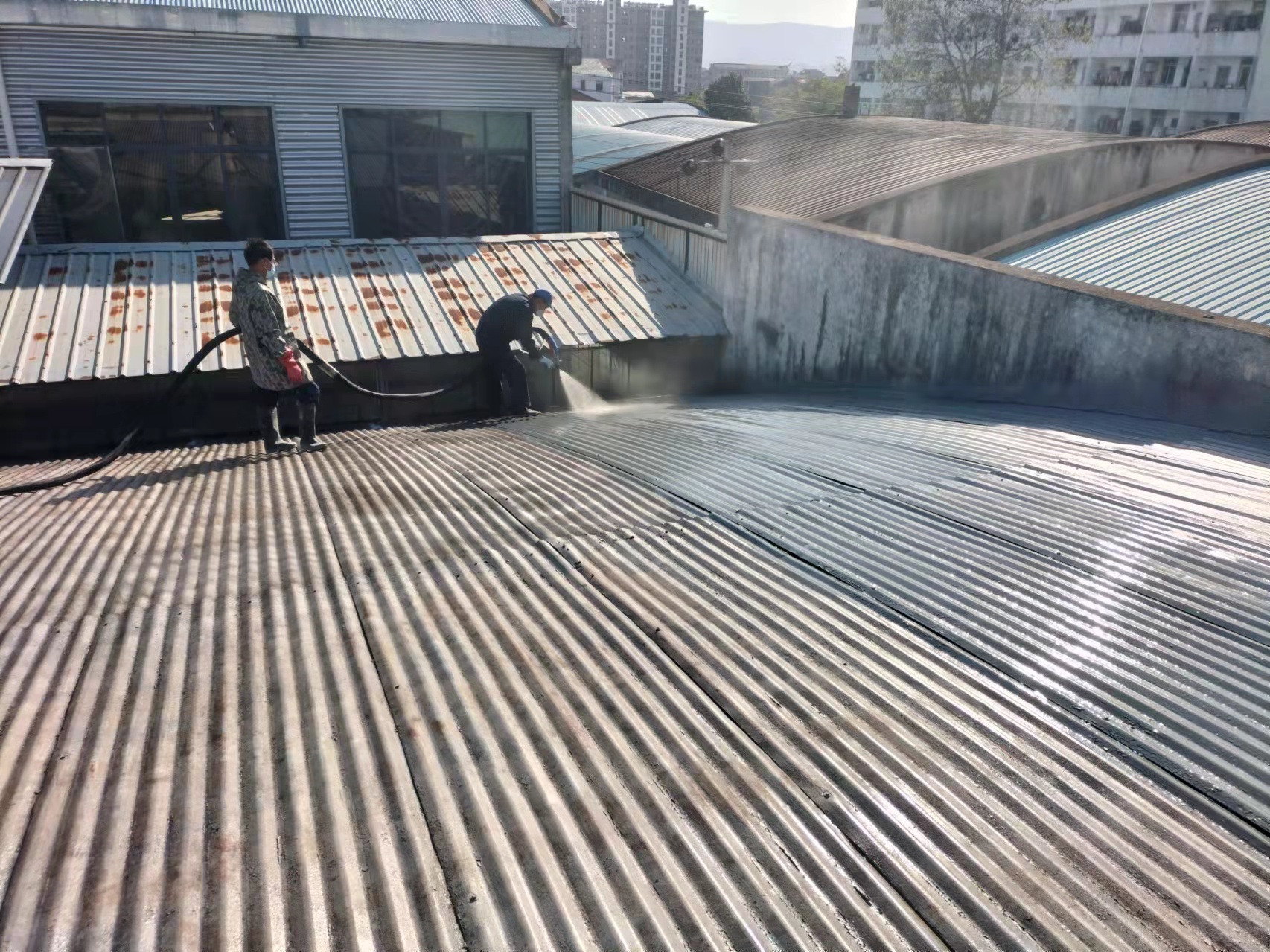 彩鋼瓦房的聚氨酯保溫噴涂設(shè)備性?xún)r(jià)比優(yōu)選，京華邦威源頭廠(chǎng)家直銷(xiāo)！